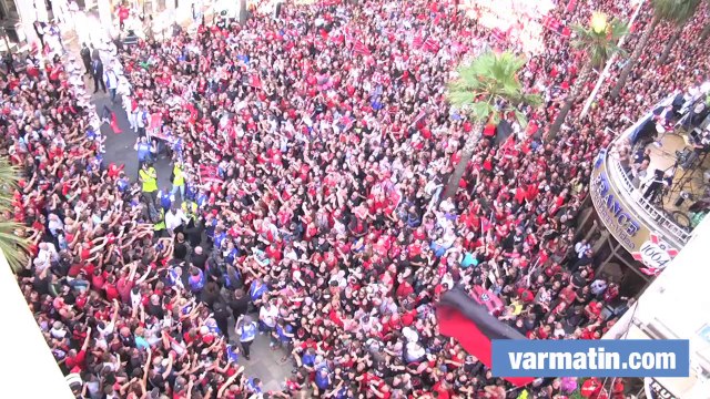 Les joueurs du RCT font leur entrée dans la rade de Toulon
