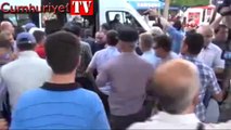 Polis, milletvekilinin boğazına sarıldı
