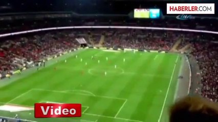 Kağıt Uçakla Tribünden Futbolcuyu Vurmak