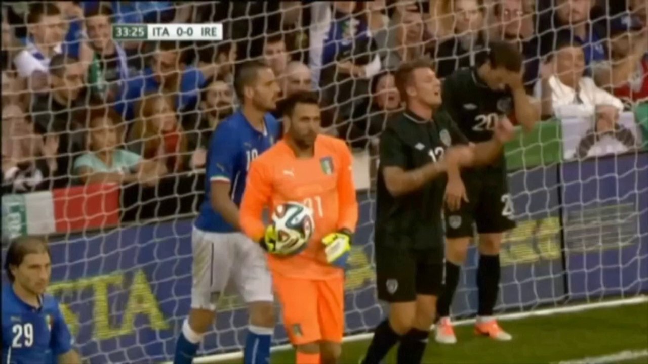 WM-Aus! Hier bricht sich Montolivo das Bein