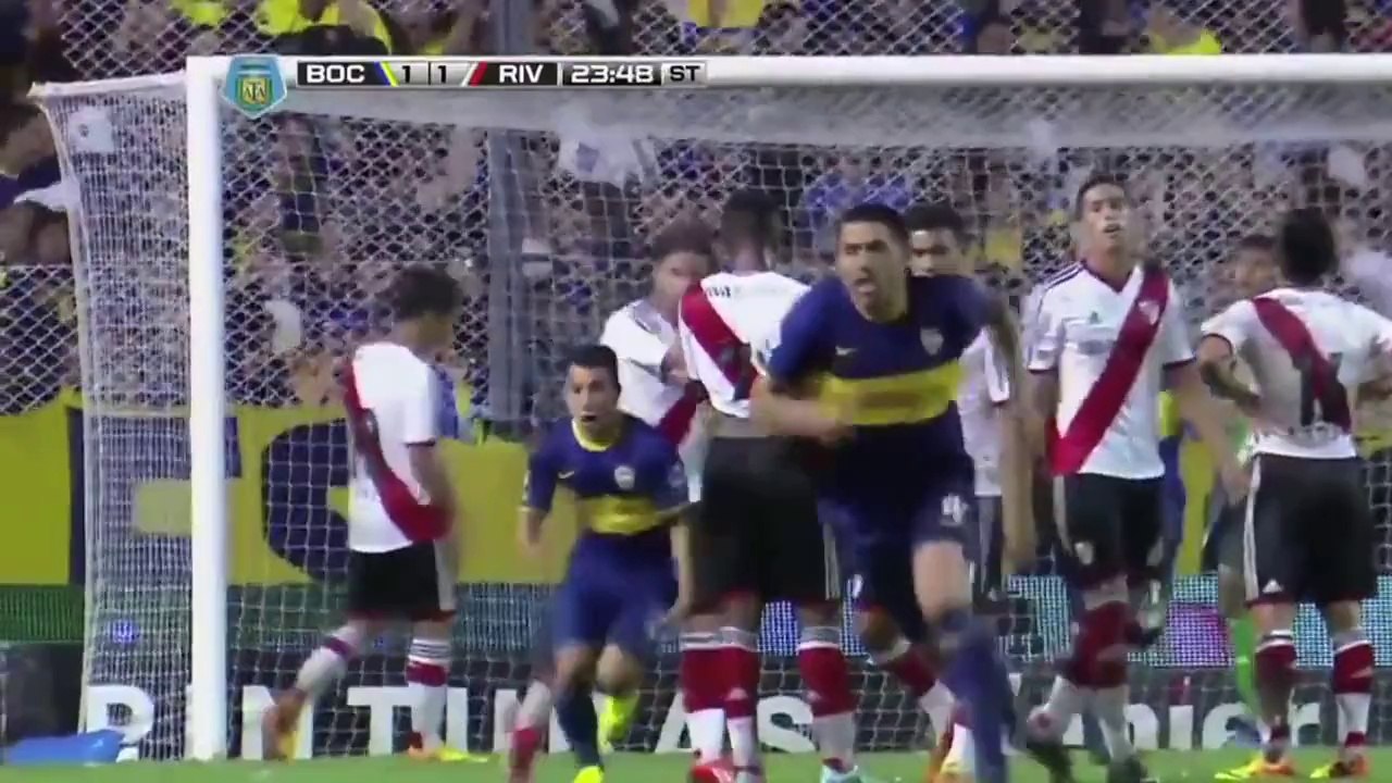 Riquelme scores sublime free kick in superclasico!