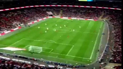 Futbolcuyu Kağıt Uçakla Kafadan Vurmak