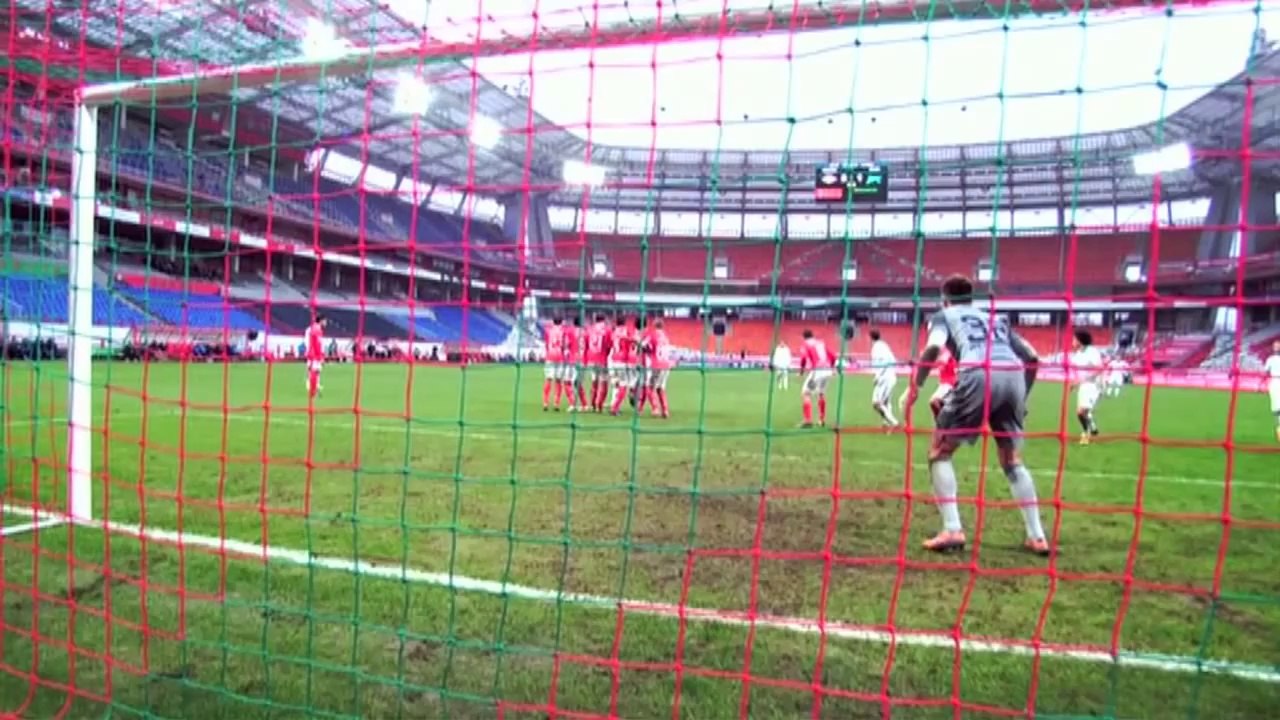 Hulk fires in rocket free kick!