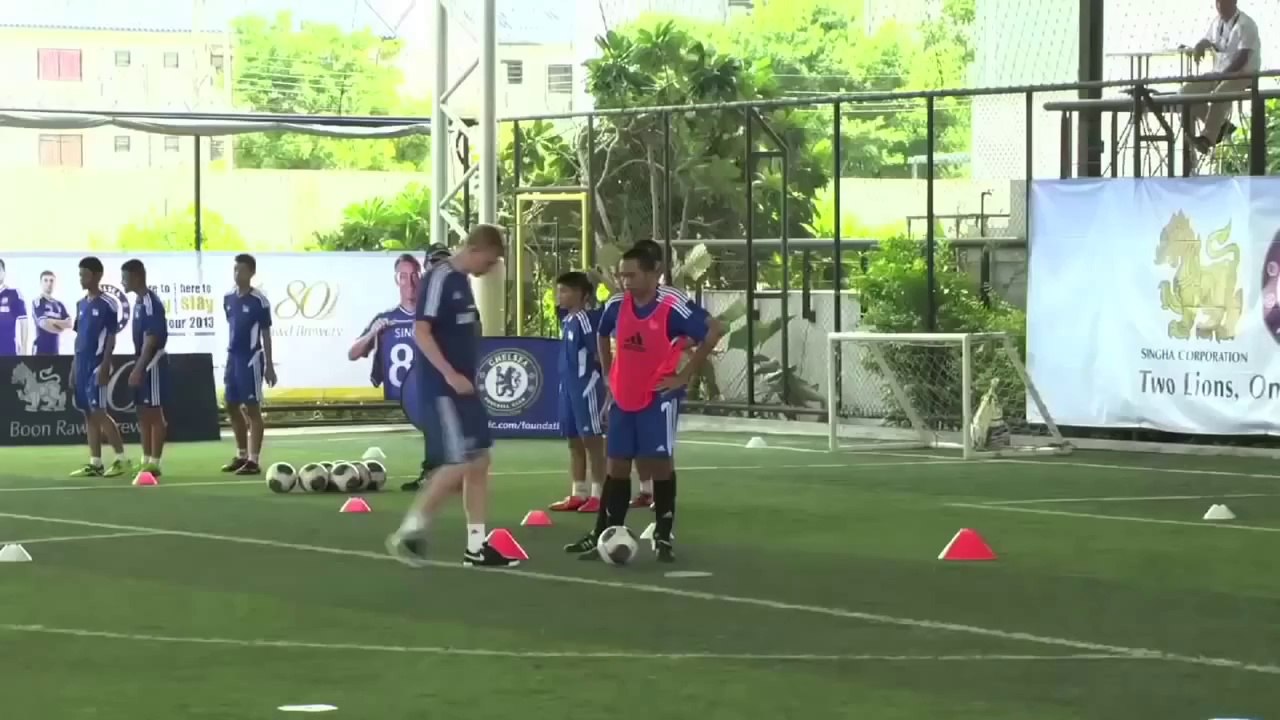 Chelsea players Cahill, Lukaku and Bruyne hold coaching clinic