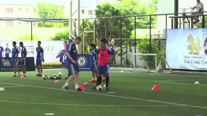 Chelsea players Cahill, Lukaku and Bruyne hold coaching clinic