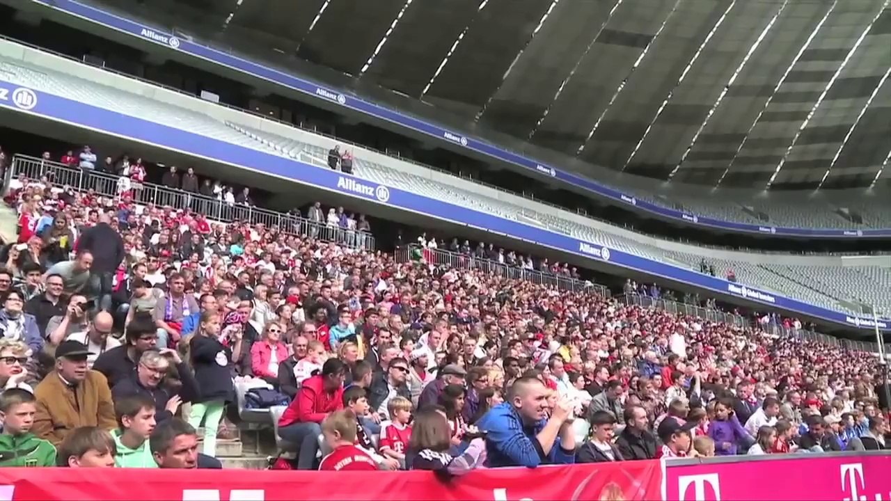 Pep Guardiola holds first training session with Bayern Munich