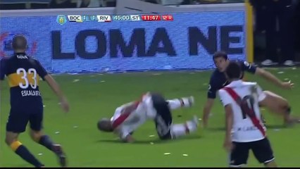 Burdisso gets a Red Card for a poor tackle as Boca and River Plate draw 1-1