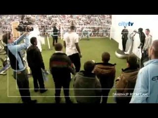 Manchester City, SuperMario consegna i regali ai bambini