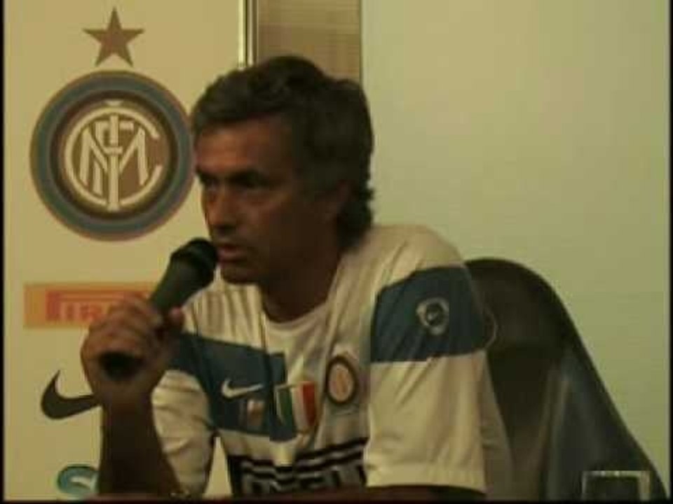 Inter, Mourinho presenta Eto'o: "è come me, odia perdere"-Inter Milan, Mourinho introduces Eto'o