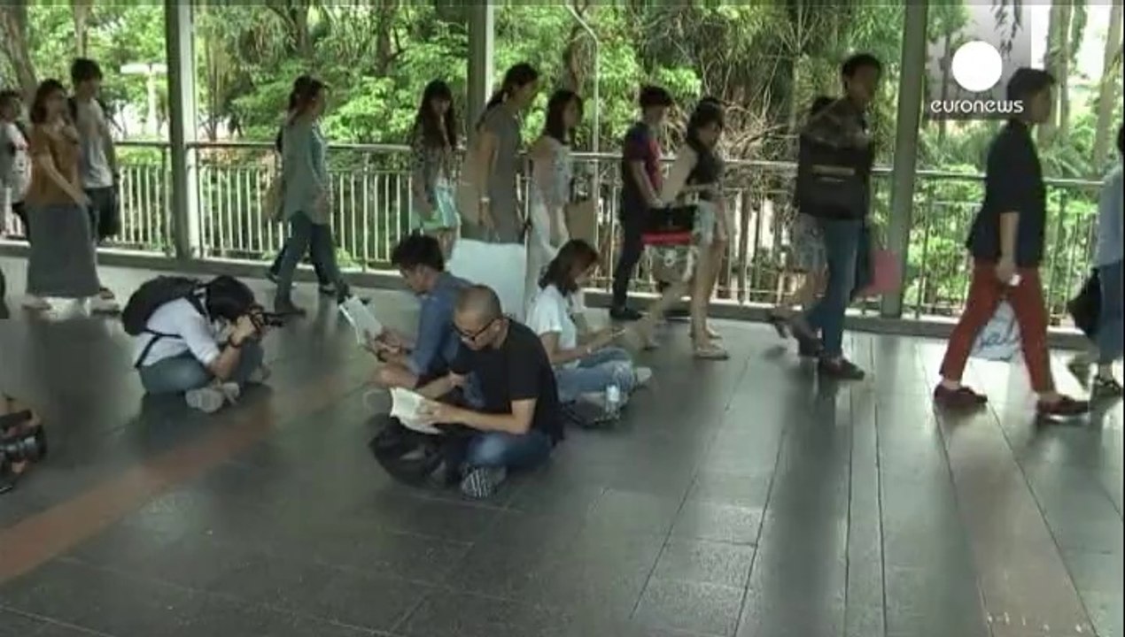 Thailand: anti-coup protesters scuffle with troops