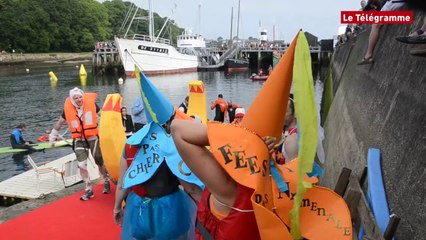 Скачать видео: Douarnenez. Bateaux en carton : fous rires garantis !