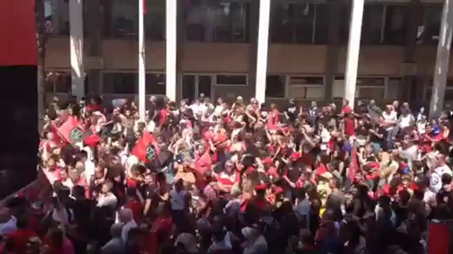 Des milliers de supporters attendent les joueurs du RCT