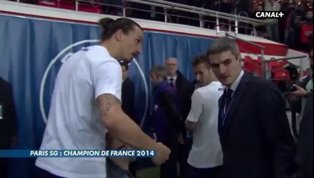 Le journaliste Olivier Tallaron de Canal+ bouscule un fils de Zlatan Ibrahimovic qui le clash