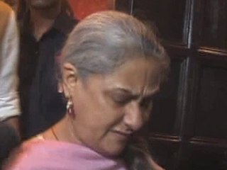 Descargar video: ANGRY Jaya Bachchan MISBEHAVES With The Press | Latest Bollywood Gossip