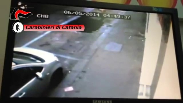 Catania - Sfondano vetrina negozio moto con una Fiat Uno (07.05.14)