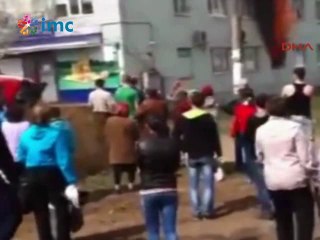 Anne çocuklarını kurtarmak için 4. kattan attı