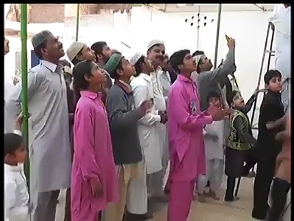 خانیوال کے علاقے کیمپ کی رحمانیہ مسجد میں بارا ربیع الاول کےدن شہد کی مکھیوں نے نبی پاک صلی اللہ علیہ وآلہ وسلم کا نعلین مبارک بنایا ہوا ہے سبحان اللہ-Tezabi Video