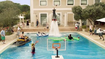 Enchaînement de passes pour finir sur un DUNK dans une Piscine! Classe...