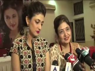 Ragini Khanna with her singer mother