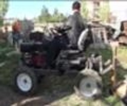 Bahçesi için traktör yaptı