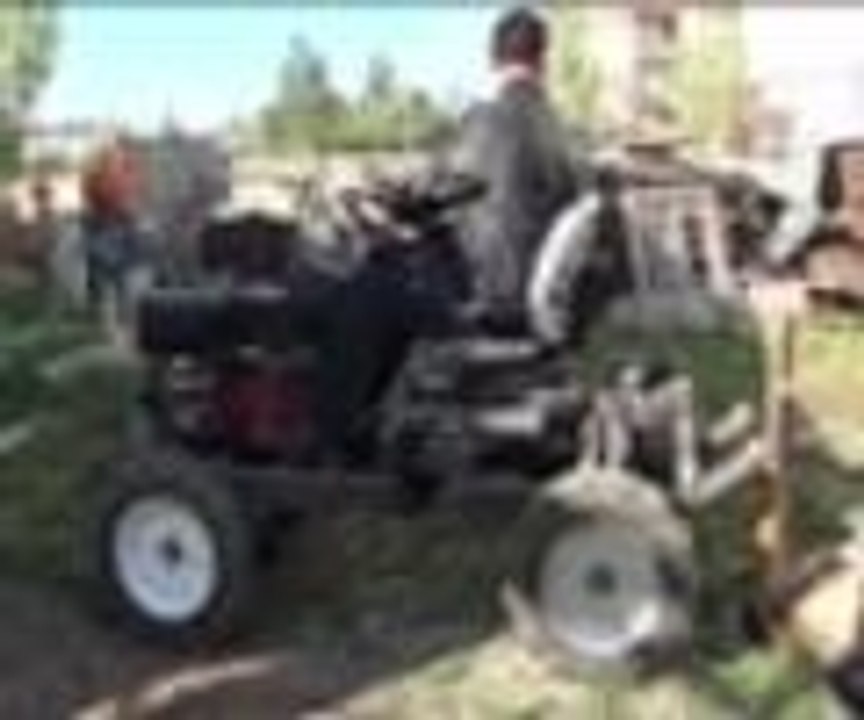 Bahçesi için traktör yaptı