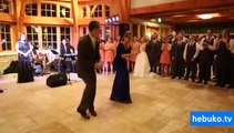 Anne ve oğlundan en eğlenceli düğün dansı