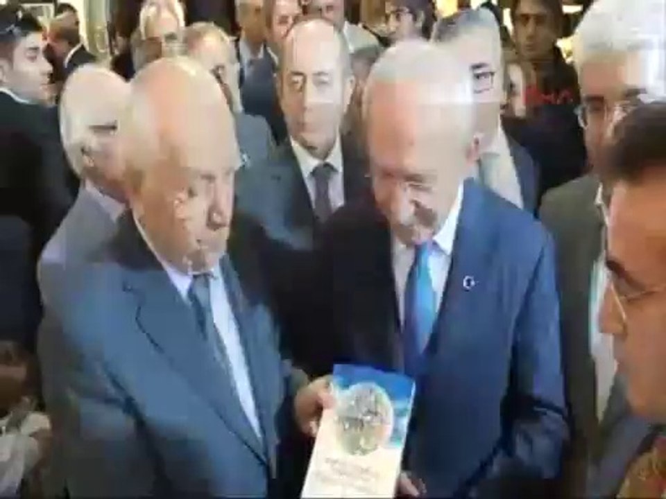 Kılıçdaroğlu 90 karanfille Cumhuriyet'in 90. yıl resepsiyonuna katıldı