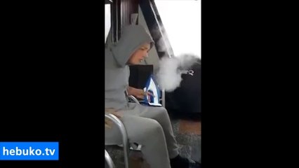 annesinin ütüsüyle turbolu araba taklidi yapan çocuk