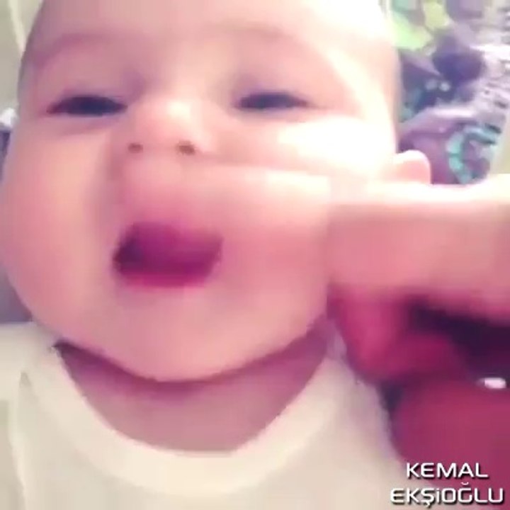 Pek Sevimli Bebeğin Parmakla İmtihanı