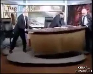 Canlı Yayında Birbirlerine Masa ile Dalan Konuklar