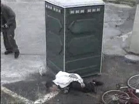 Jackass : Chute de vélo avec les wc