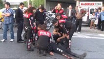 Yaralı Polisin Elini Ambulans Gelene Kadar Bırakmadı