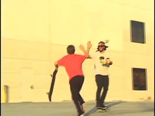 Un Skater s'éclate au sol en transportant son café du matin... Enorme!