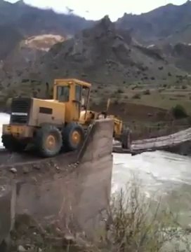 17 Tonluk Greyder ile Asma Köprüden Geçmek - Artvin