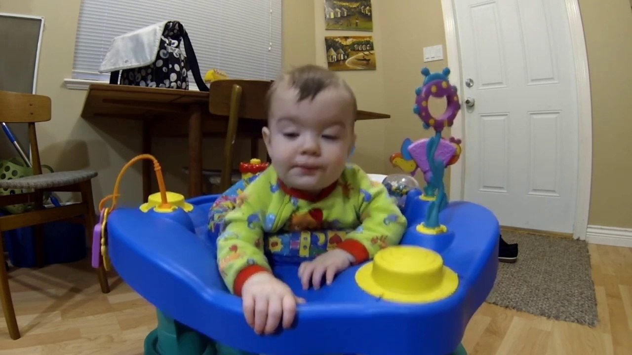 Bébé fatigué veut quand même sauter! Hilarant le bambin...