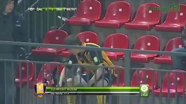 En Lituanie, Dzimtry Koub marque un but... et fonce dans les tribunes pour s'applaudir