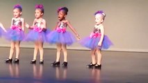 Küçük Kızın Koreografinin Dışında Dans Edişi