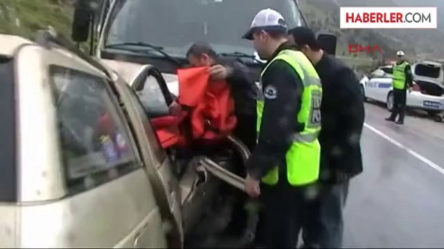 Göksun'da Otomobil ile Kamyonet Çarpıştı 3 Ölü