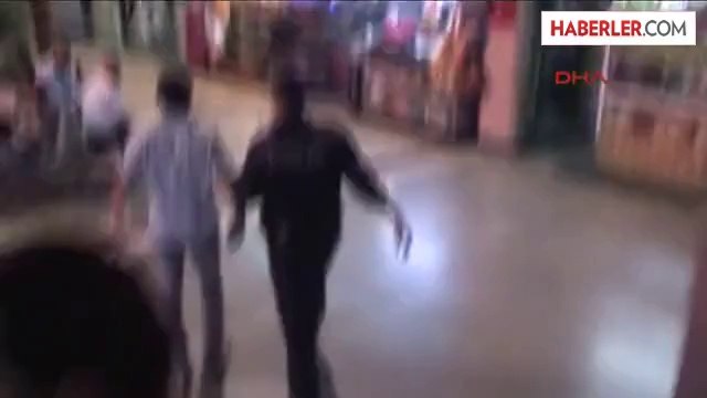 Antalya Şehirlerarası Otobüs Terminali'nde Üzerinden Bıçak Çıkan 20 Yaşındaki S.t., Güvenlik...