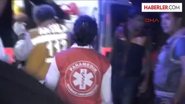 Antalya'da, Otel Personelini Taşıyan Servis Midibüsü, Yağmur Nedeniyle Kayganlaşan Yolda Kontrolden...