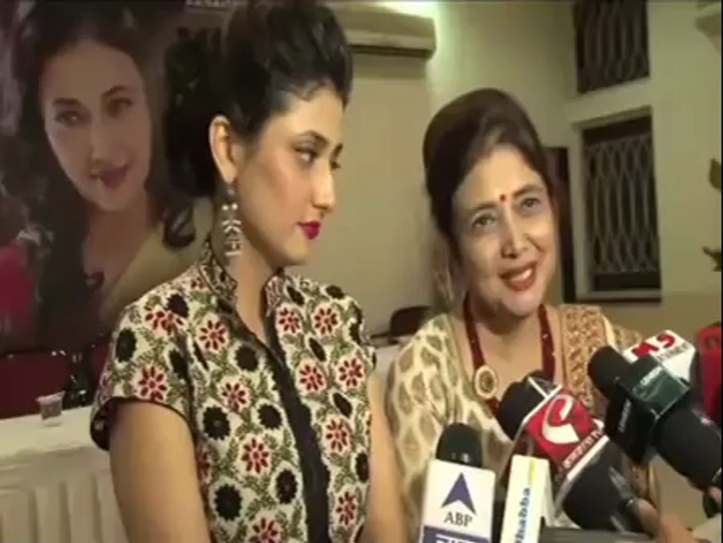 Ragini Khanna with her singer mother - IANS India Videos