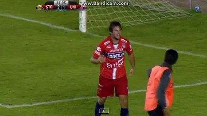 Top toplayıcı çocuktan alkışlık hareket