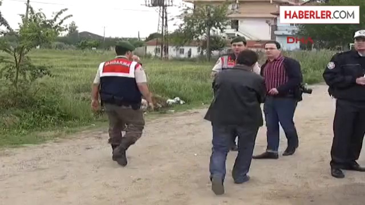 Aydın'ın İncirliova İlçesi'nde, Öğrenci Taşıyan Servis Minibüsü ile Yan Yoldan Çıkan Hafif Ticari...