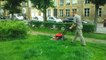 Guillaume Luczka (FN) tond la pelouse des espaces verts