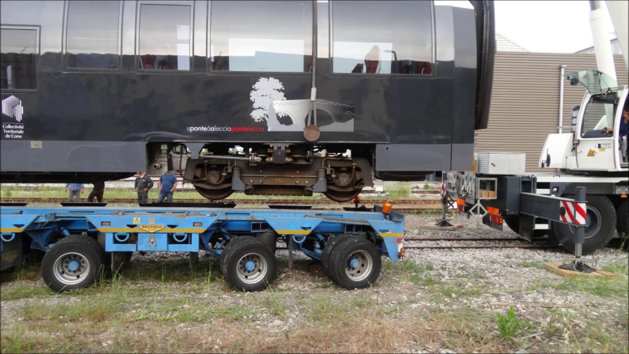 Mise sur les rails de l'autorail AMG810 au dépôt de Casamozza