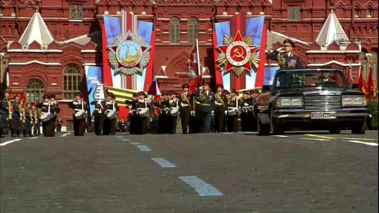 Poutine fait défiler son armée à Moscou