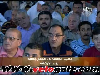 .."مترجم الإشارة" يخطف الكاميرات من "وزير الأوقاف" فى خطبة الجمعة