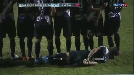 Brazilian club place player on the floor to stop free-kick under the wall