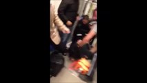 Une fille possédée dans le métro s'en prend aux usagers avant de se faire arrêter