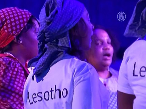 Принц Гарри помогает детям Африки